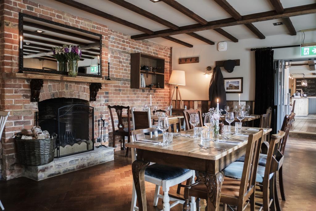 Hinds Head Otel Aldermaston Dış mekan fotoğraf